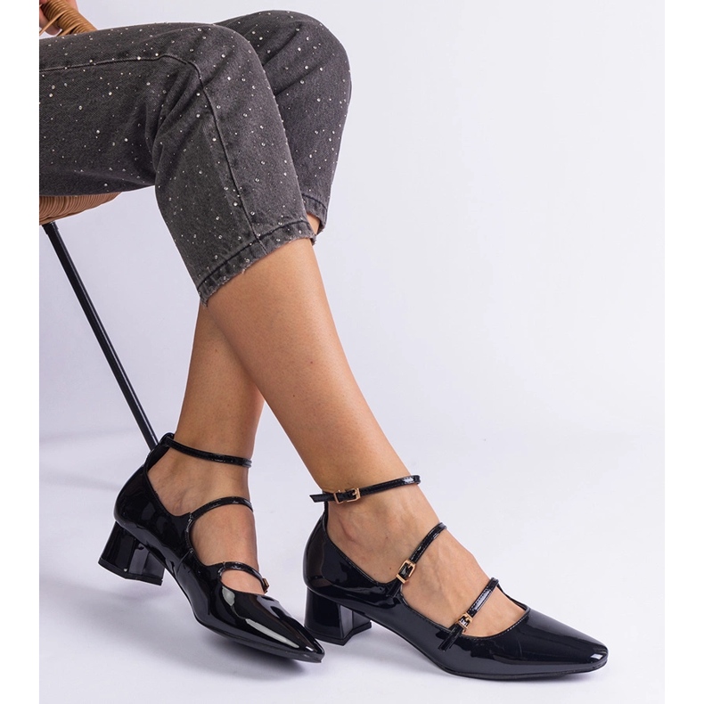 Bombas pretas envernizadas com um cinto preto 2