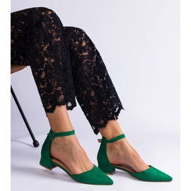 Bombas verdes em um post baixo 1