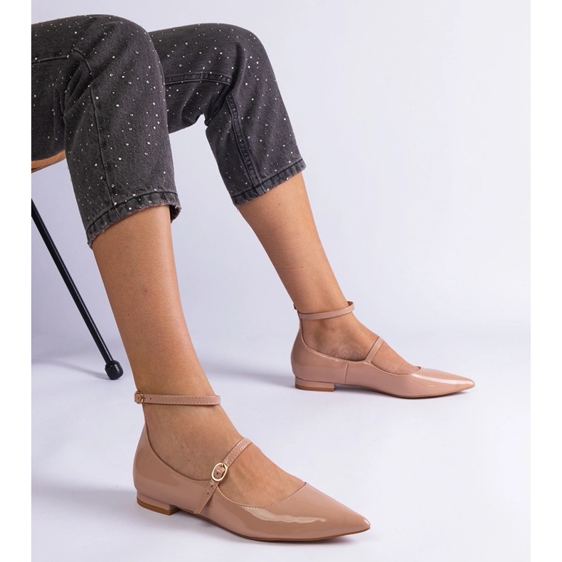 Bombas bege envernizadas com saltos planos com fivelas bege 1