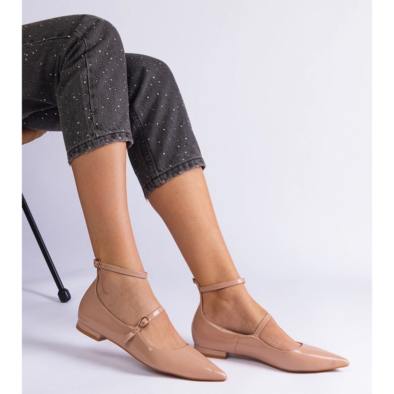 Bombas bege envernizadas com saltos planos com fivelas bege 2