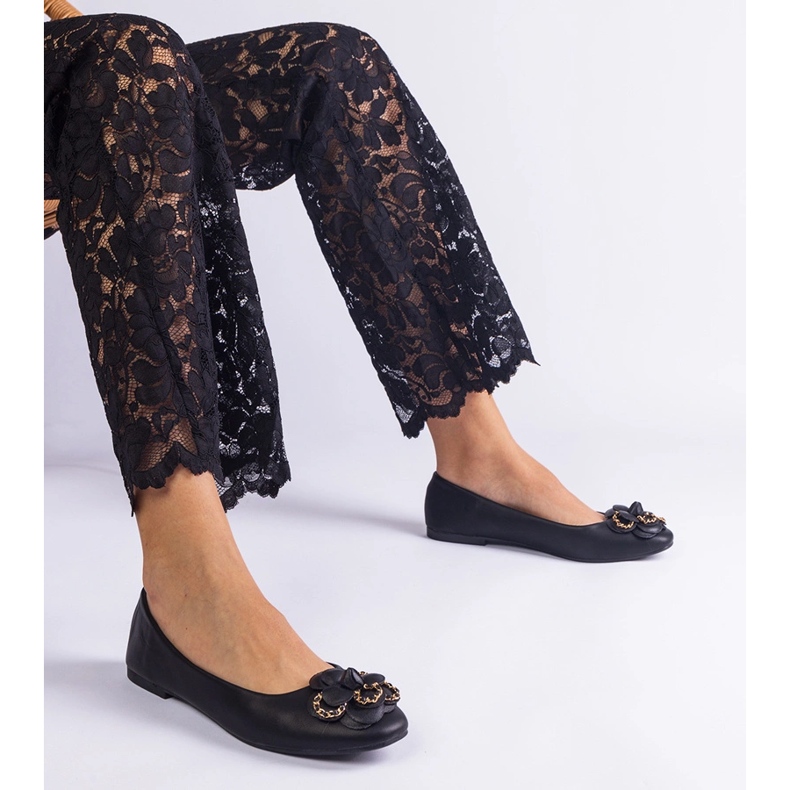 Bailarinas pretas decoradas com uma flor preto 1