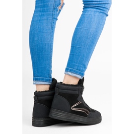 Calçado esportivo com pelo preto 1