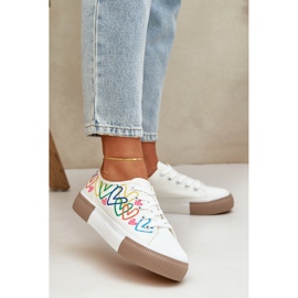 Tênis femininos em corações brancos 2