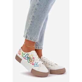 Tênis femininos em corações brancos 1