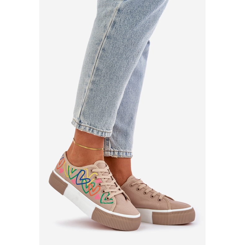 Tênis femininos em corações escuros bege 1