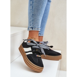 Tênis femininos com alfinetes pretos 2