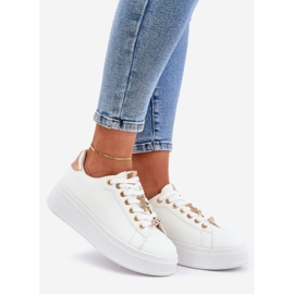 Tênis de couro ECO com alfinetes brancos e ouro 1 Tênis de couro ECO com alfinetes brancos e ouro 1