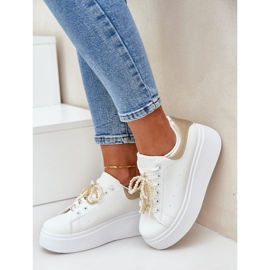 Tênis femininos na plataforma com decorações brancas e douradas branco 2