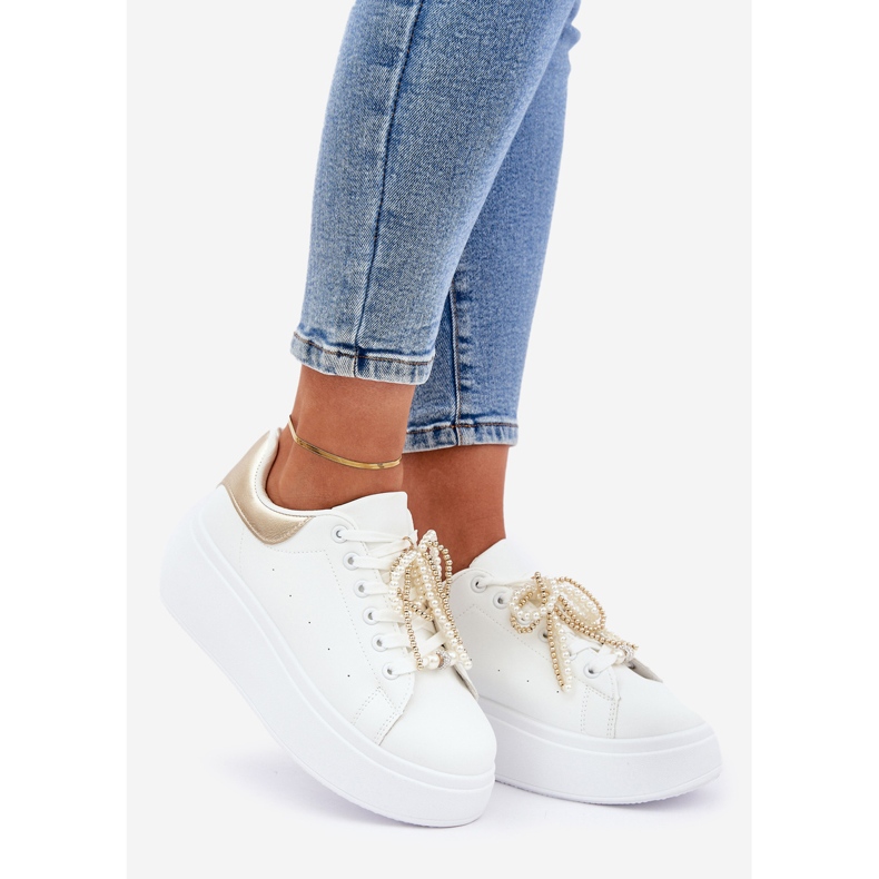 Tênis femininos na plataforma com decorações brancas e douradas branco 1