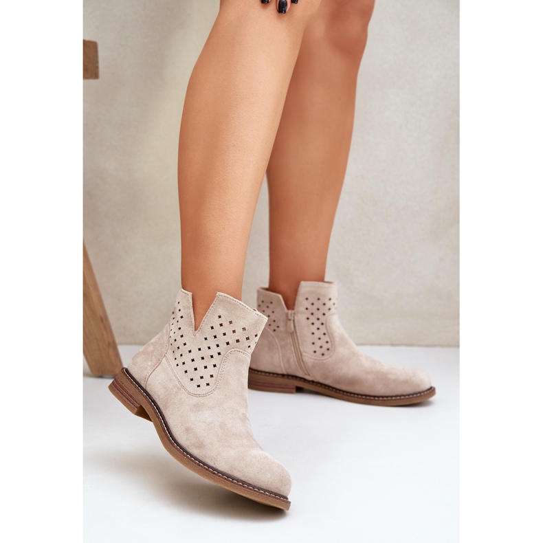 Botas lisadas com um bege de luz de bota aberta 2 Botas lisadas com um bege de luz de bota aberta 2