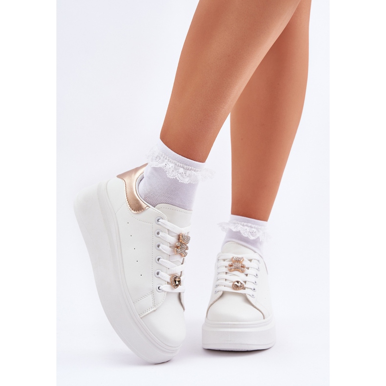 Tênis femininos com pinos brancos 2 Tênis femininos com pinos brancos 2