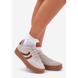 Tênis elegantes na plataforma cinza 1