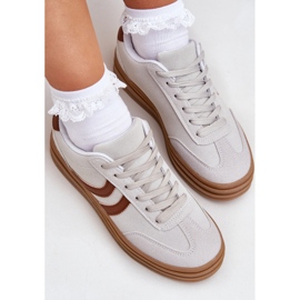 Tênis elegantes na plataforma cinza 2