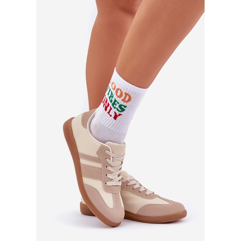 Tênis femininos baixos com bege de couro ecológico 1