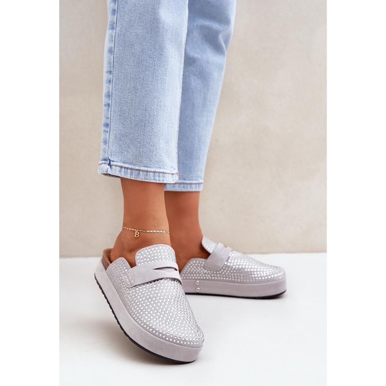 Flip de mulheres decoradas com zircões na plataforma cinza 1 Flip de mulheres decoradas com zircões na plataforma cinza 1