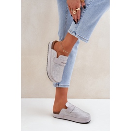 Flip de mulheres decoradas com zircões na plataforma cinza 2 Flip de mulheres decoradas com zircões na plataforma cinza 2