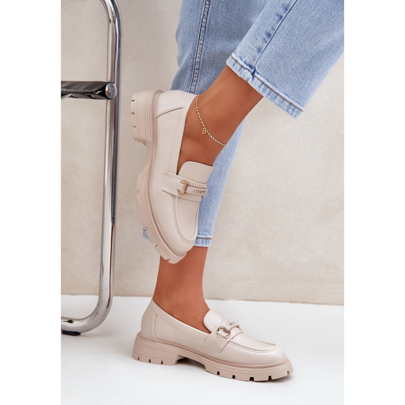 Mocas femininas clássicas com bege de couro ecológico com um ornamento 2