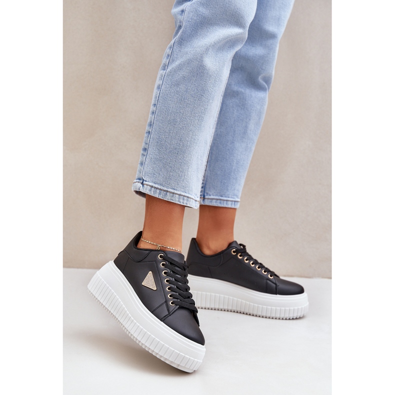 Tênis elegantes em uma enorme plataforma em preto e branco 2