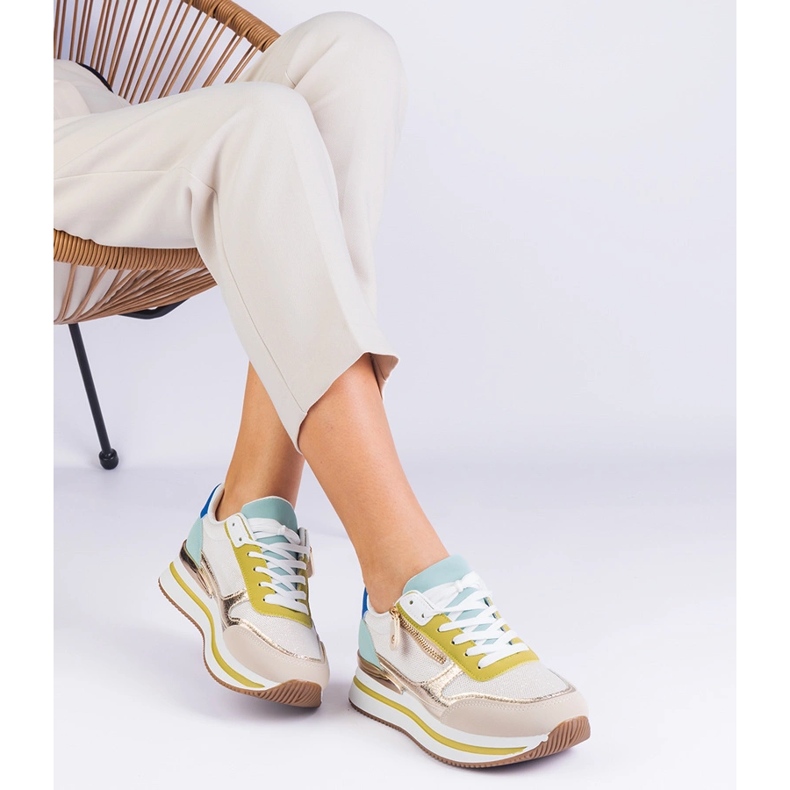 Tênis esportivos verdes na plataforma com uma inserção dourada 2 Tênis esportivos verdes na plataforma com uma inserção dourada 2