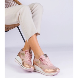 Tênis esportivos rosa na plataforma decorada com glitter e uma inserção metálica 1