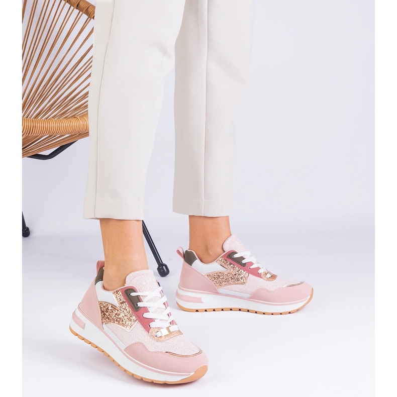 Tênis rosa na plataforma decorada com glitter 1