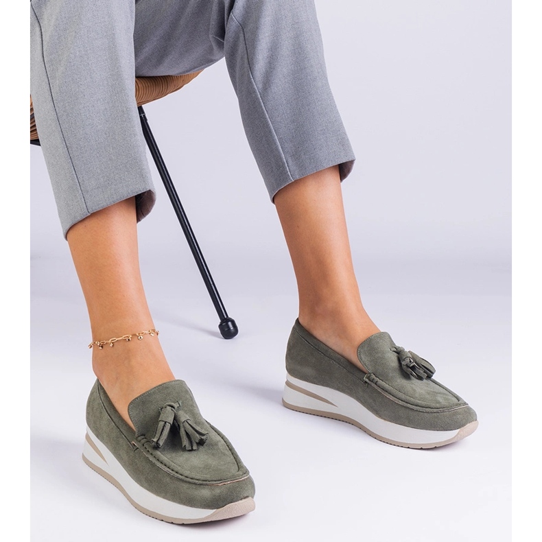 Mocas de mulheres verdes na plataforma com franjas 1