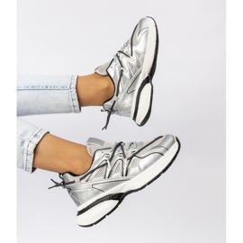 Tênis de prata femininos na plataforma 2