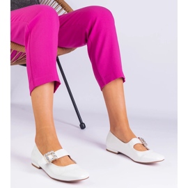 Bailarinas envernizadas brancas decoradas com uma fivela branco 2 Bailarinas envernizadas brancas decoradas com uma fivela branco 2
