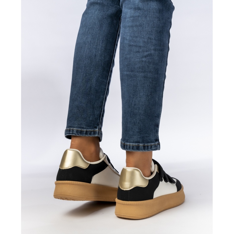 Tênis femininos com inserções metálicas em preto e branco 1