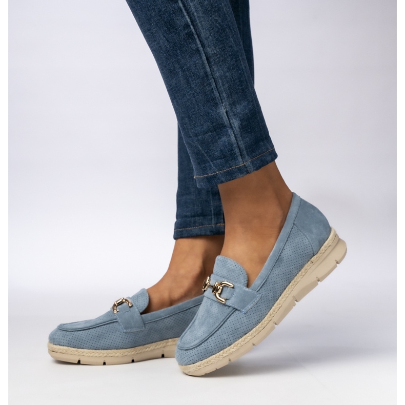Mocassistas femininos perfurados com uma decoração azul 1