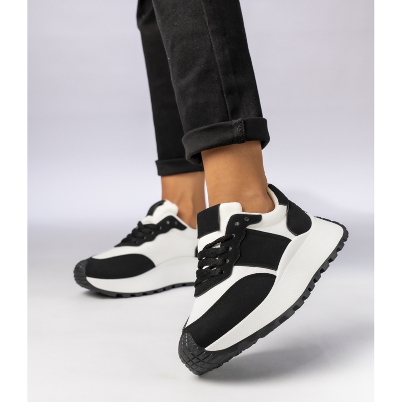 Tênis esportivos em preto e branco femininos 2