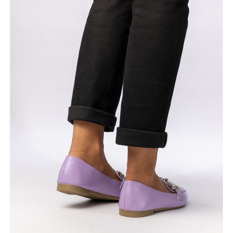 Mocassins femininos com um ornamento roxo 1