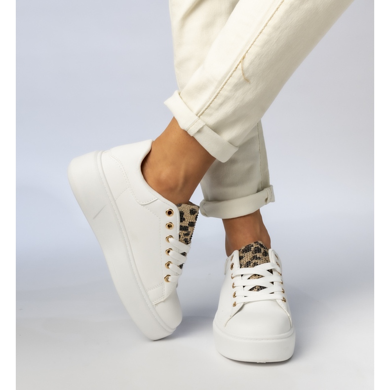 Tênis esportivos brancos femininos 1