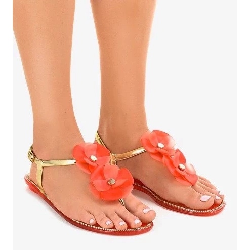 Sapatos de bico fino bege envernizado com salto baixo 1