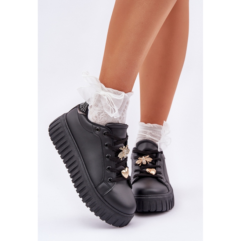 Tênis femininos com alfinetes pretos 2 Tênis femininos com alfinetes pretos 2