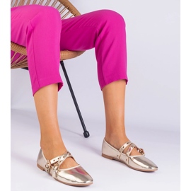 Ballerinas de ouro feitas de eco -Leather decorado com fivelas dourado 1