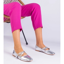 Ballerinas metálicas de prata feitas de eco -Leather decorado com fivelas 1