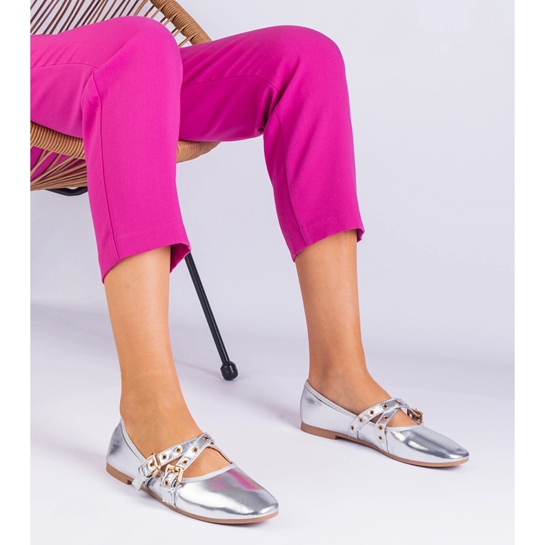 Ballerinas metálicas de prata feitas de eco -Leather decorado com fivelas 1