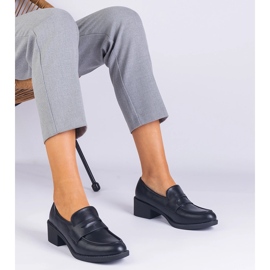 Bombas Eco -Leather pretas em um post baixo preto 1