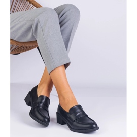 Bombas Eco -Leather pretas em um post baixo preto 2