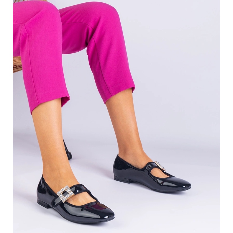 Bailarinas envernizadas pretas decoradas com uma fivela preto 1