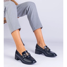 Bombas pretas em um post baixo com uma decoração metálica preto 1