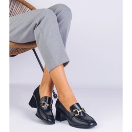 Bombas pretas no poste com uma decoração metálica preto 1