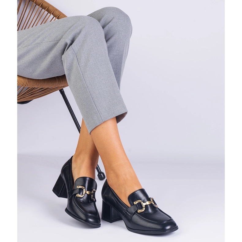 Bombas pretas no poste com uma decoração metálica preto 1