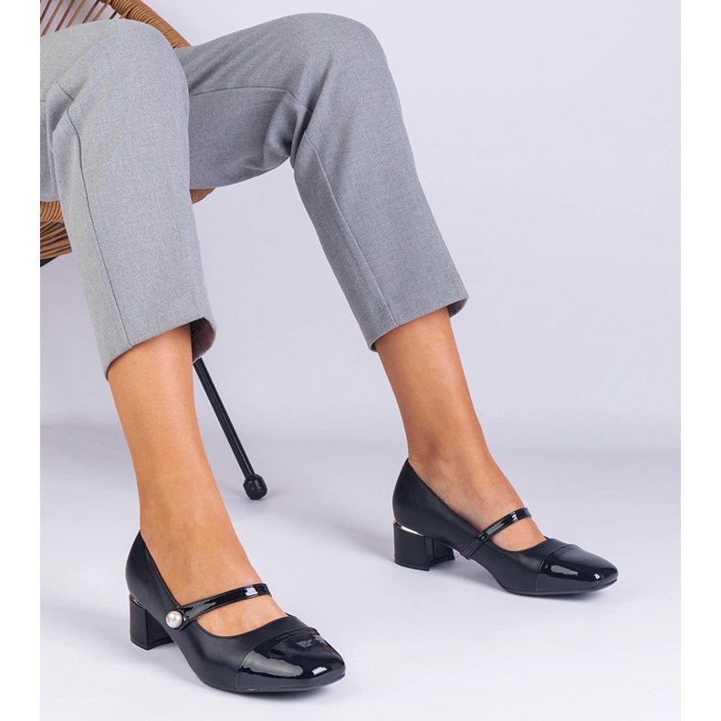 Bombas pretas no poste com um dedo do pé envernizado preto 1