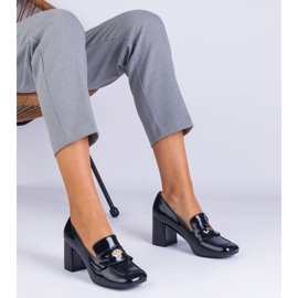 Bombas lacadas a preto no poste 1