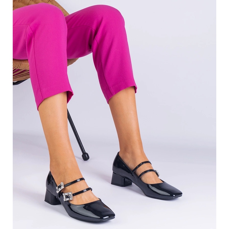 Bombas pretas envernizadas com um grampo com zircões preto 1