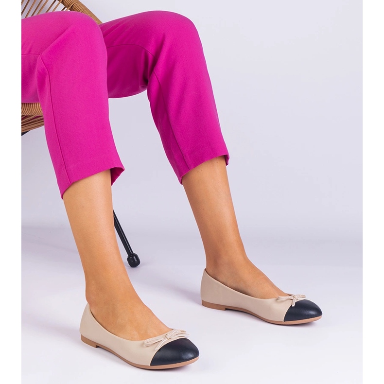 Bailarinas bege com um arco e nariz preto 2