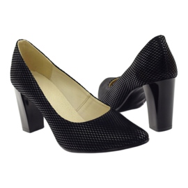 Bombas pretas em uma barra 138 preto 3