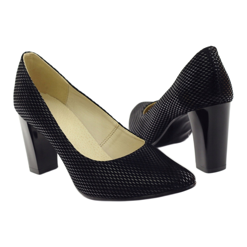 Bombas pretas em uma barra 138 preto 3